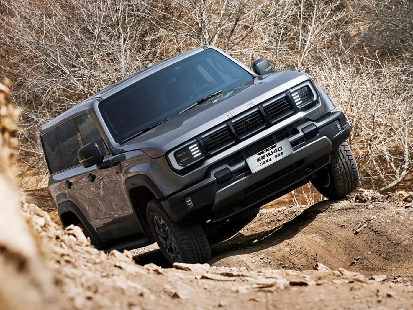 Pekin Off-Road BJ40 kompakt SUV 4WD, 85L tank və panoramik kamera uzun təkər bazası