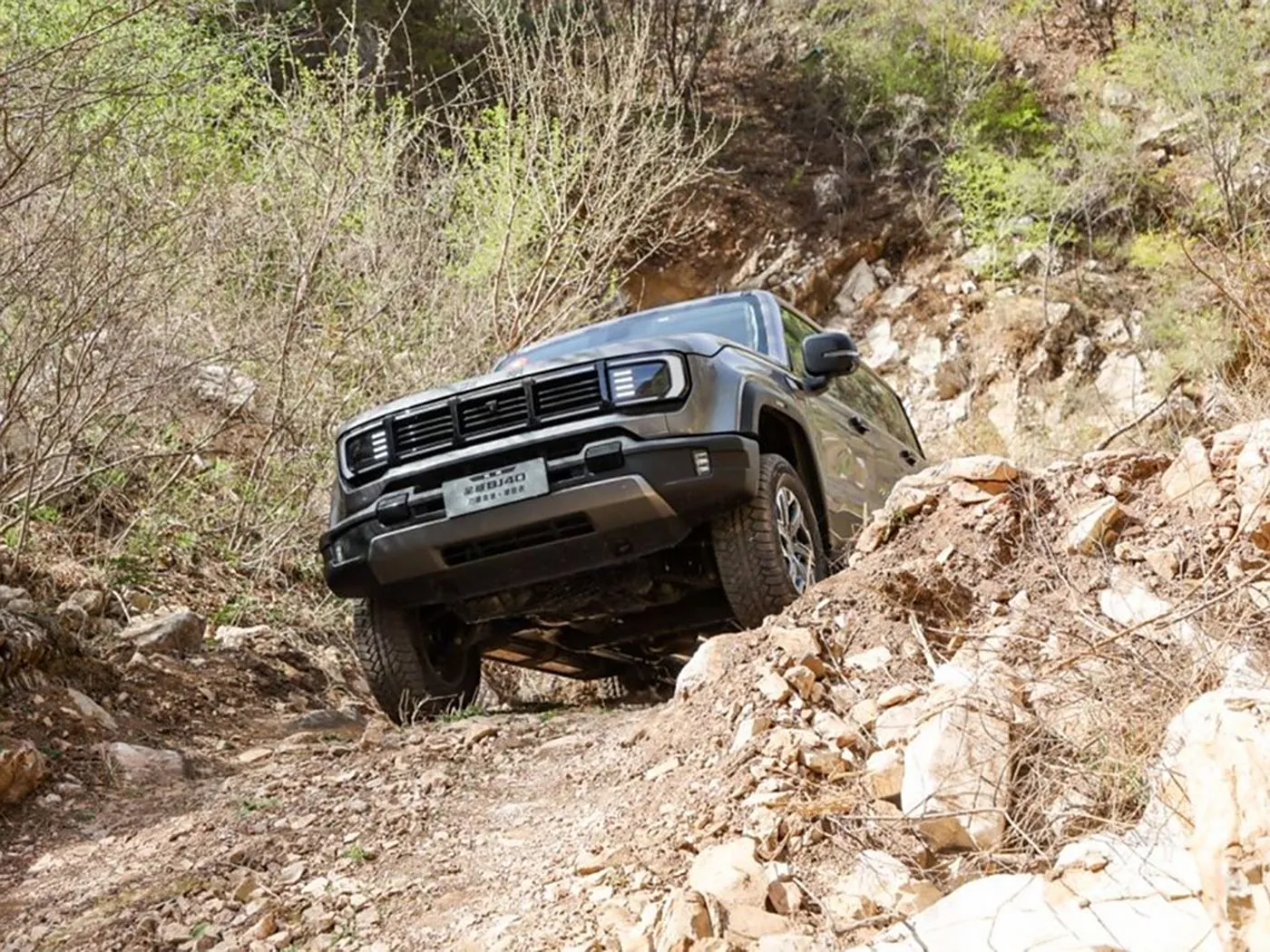 Pekin Off-Road BJ40 kompakt SUV 4WD, 85L tank və panoramik kamera uzun təkər bazası