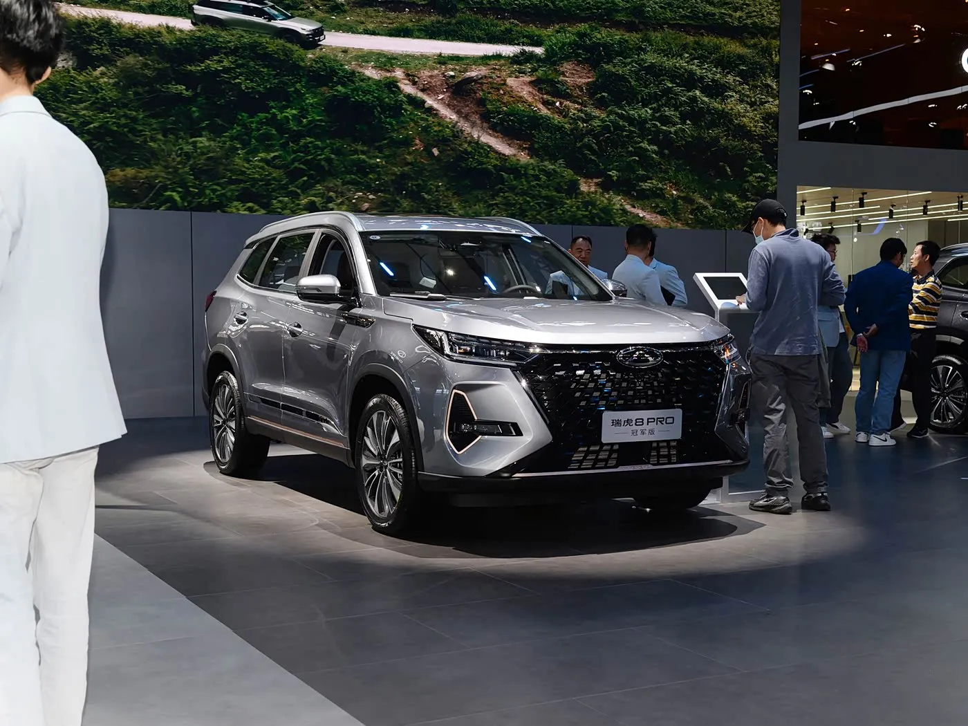 Chery Tiggo 8 Pro Luxury Ailə SUV Avtomatik GearBox Arxa Kamera R18 Sol Benzin Tünd Dəri Oturacaqları Euro Vi Emissiya AWD