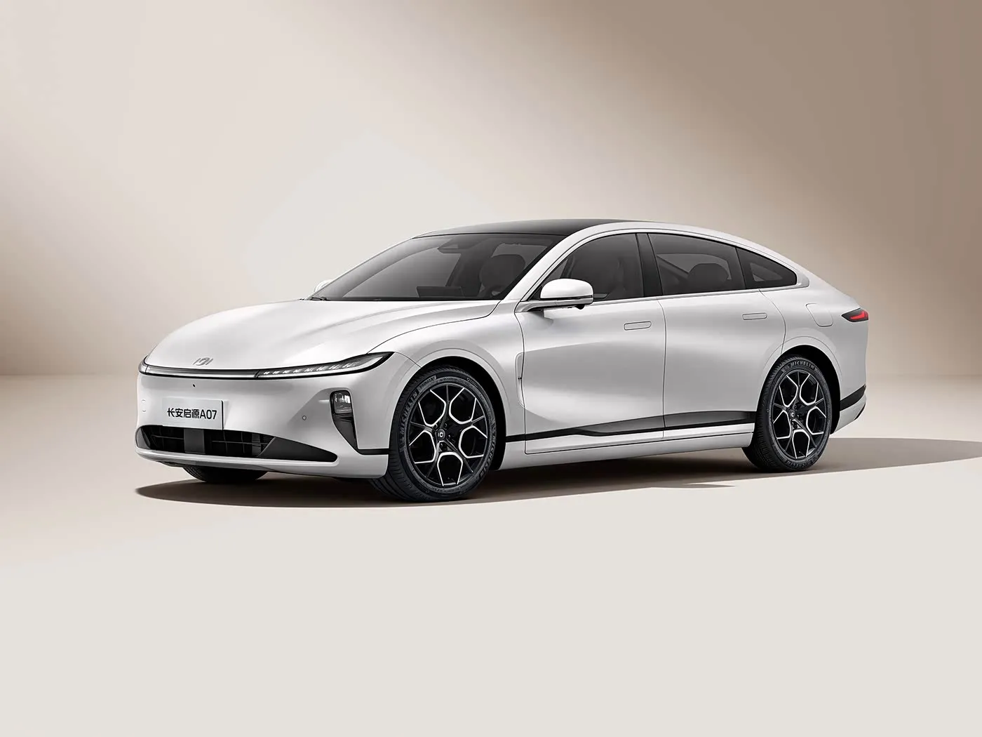 Changan Qiyuan A07 Hybrid EV SEDAN, Çindən 1200 km aralıda yeni enerji vasitəsi avtomatik sürət qutusu 5 oturacaq 175 km / saat sürət r19 şin ölçüsü