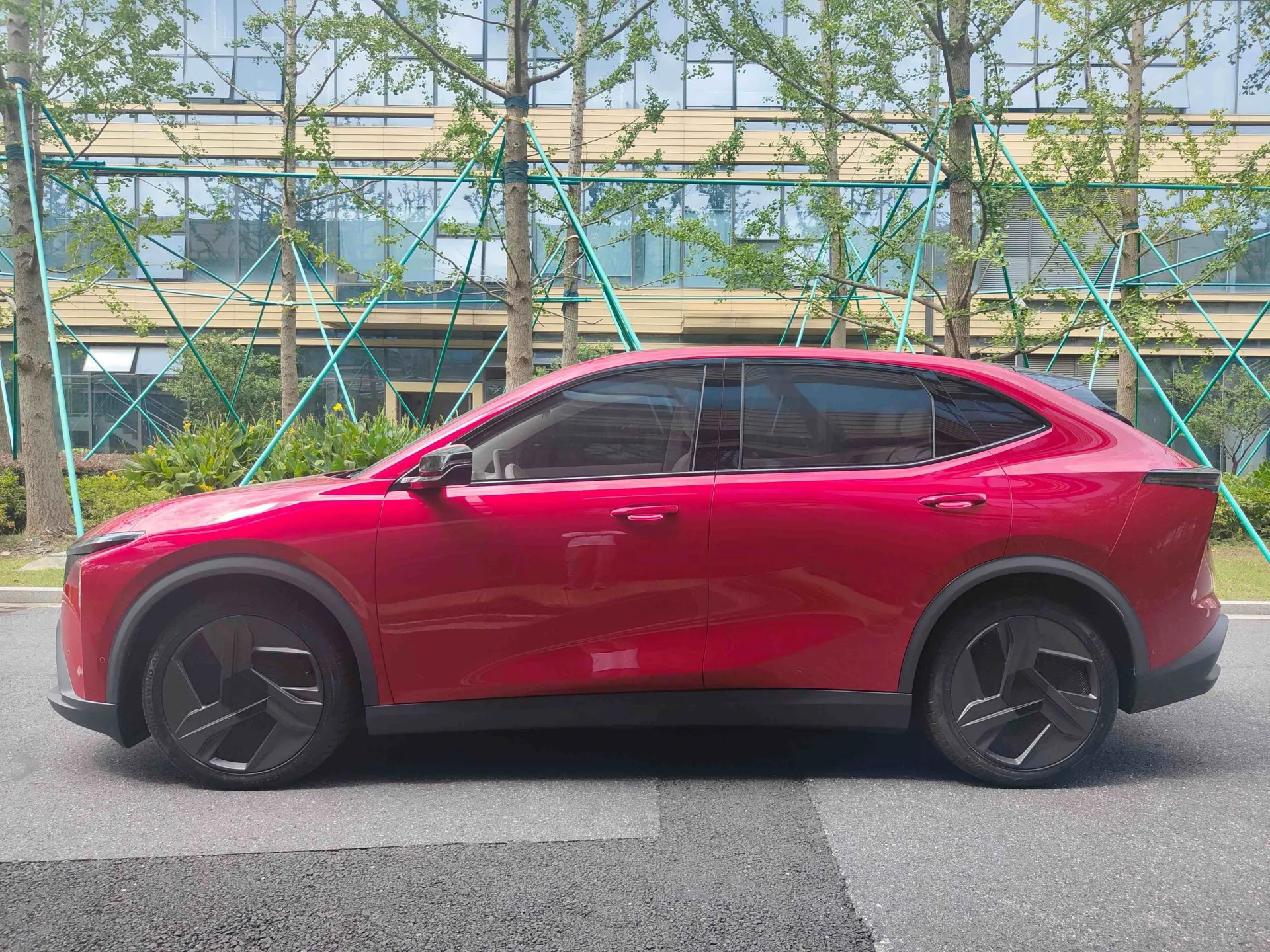 Lev01 sağ əl sürücüsü SUV Yeni Enerji Vasitəsi EV Uzun məsafəli Təkər bazası 5 oturacaqlar