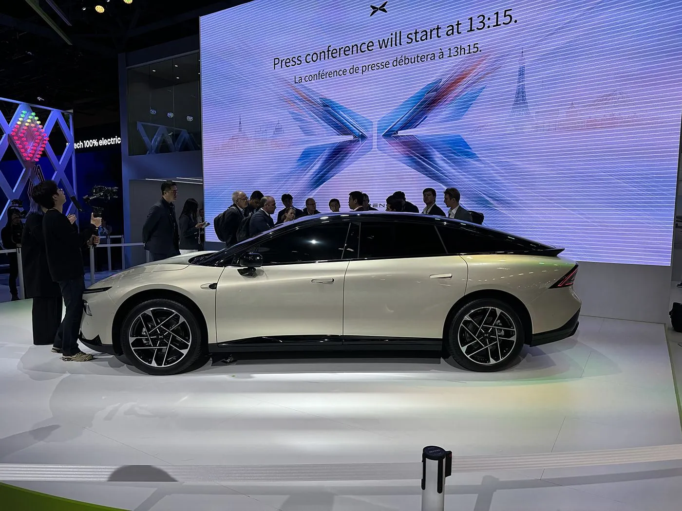 Məhdud Edition EV Xpeng P7 + 5 yerlik Saf Elektrikli Hatchback Yeni dizayn Sükan 685 km Max sürətli yeni enerji nəqliyyatı