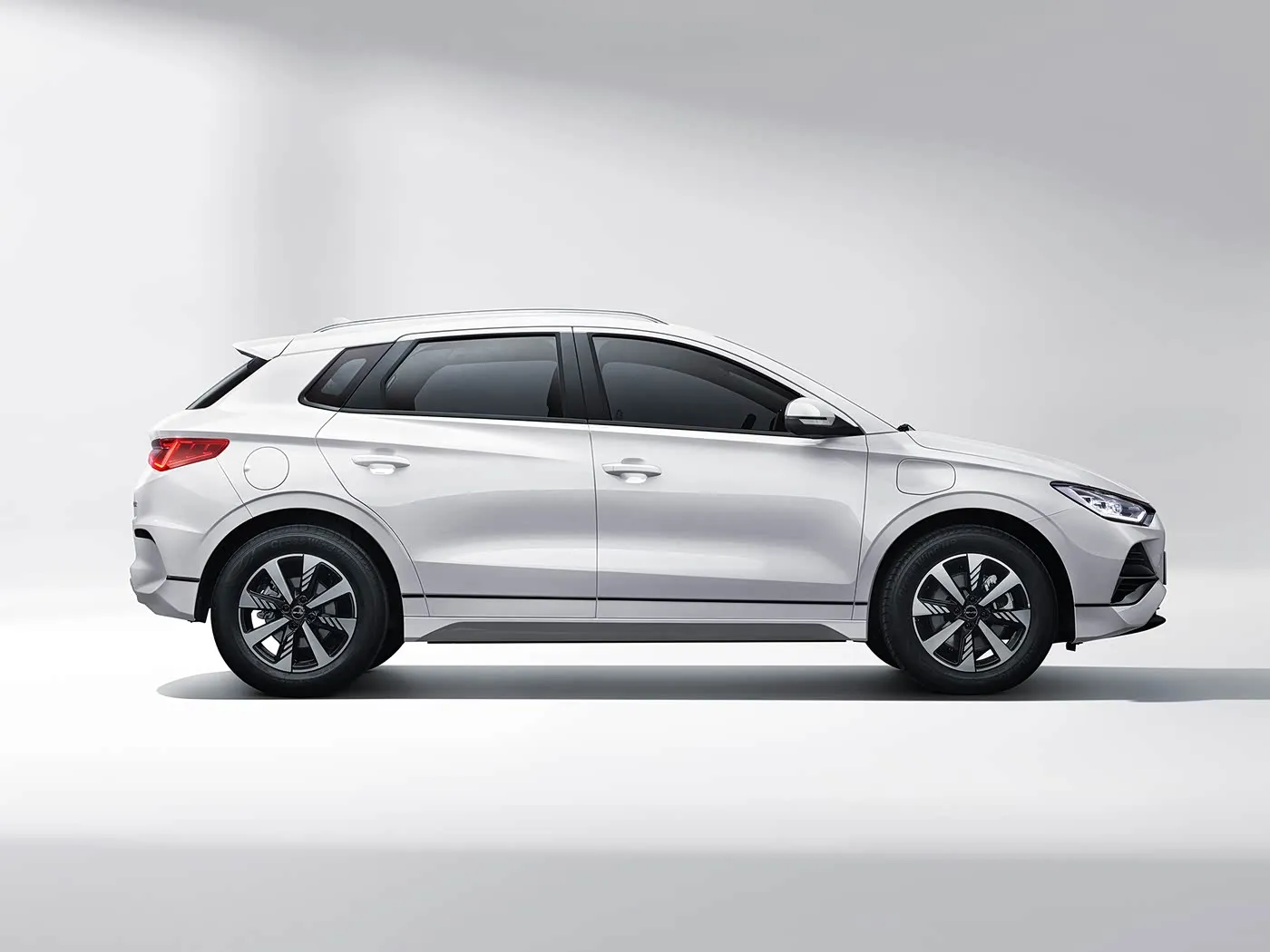 BYD E2 Lüks Elektrikli EV Sedan SUV Hetçbek Litium Akkumulyatorlu Sol Sükan Avtomobili Çinin Yeni Enerji Vasitəsi