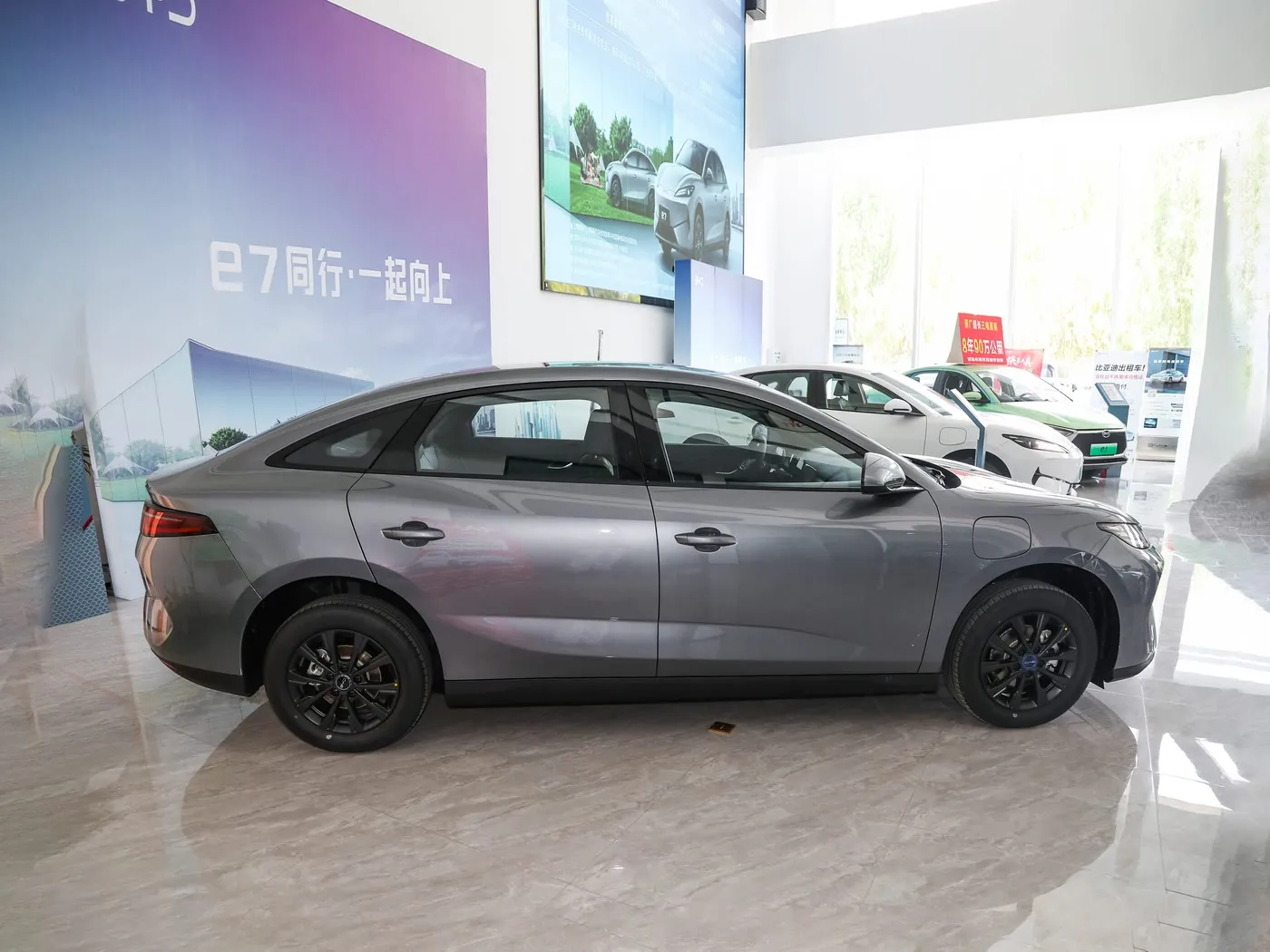 Yeni Model Byd E7 EV Avtomobil 150 km / h Top Speed 136HP 180nm Torque 5 Seater Elektrikli Nəqliyyat