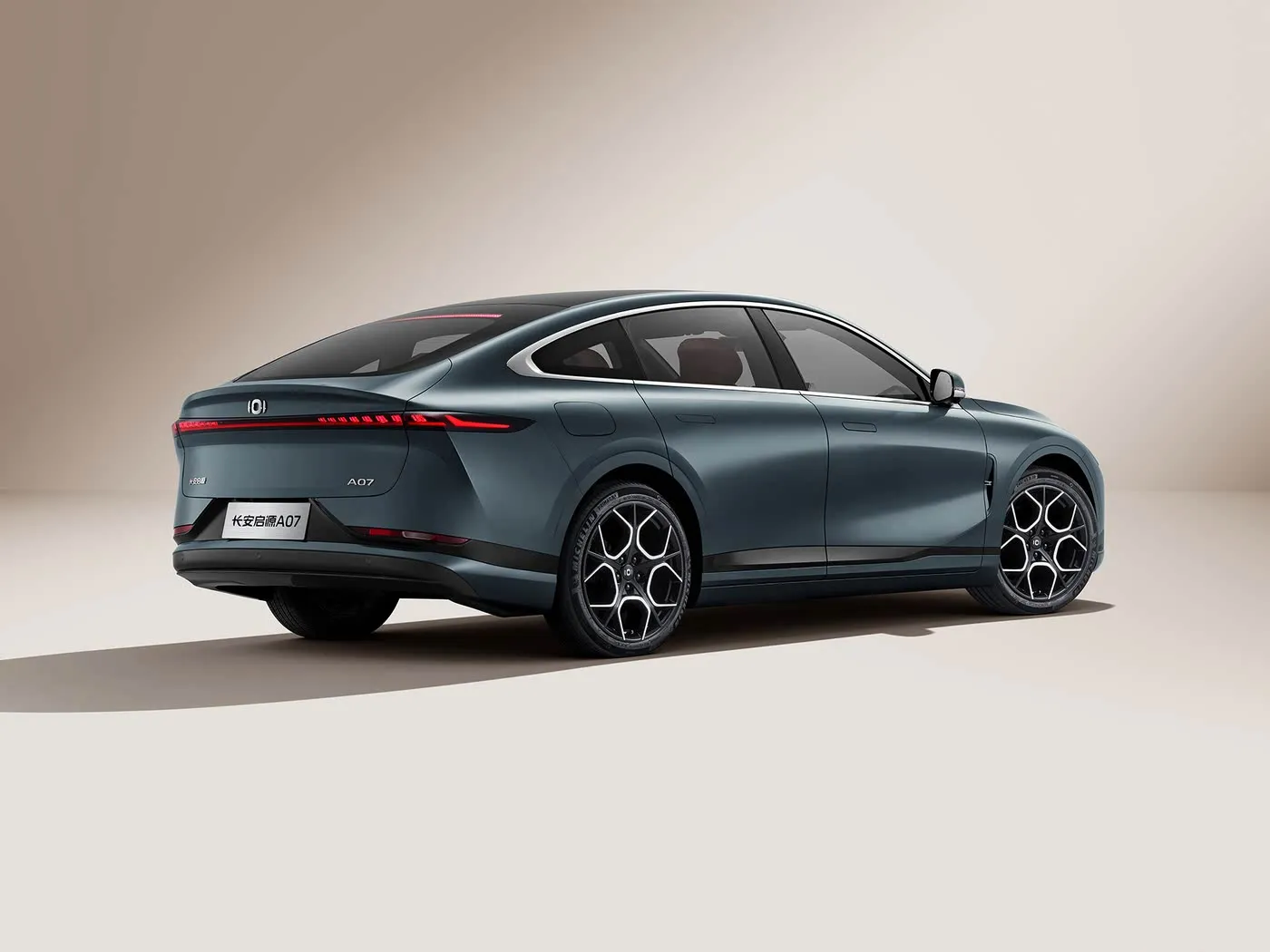 Changan Qiyuan A07 Hybrid EV SEDAN, Çindən 1200 km aralıda yeni enerji vasitəsi avtomatik sürət qutusu 5 oturacaq 175 km / saat sürət r19 şin ölçüsü