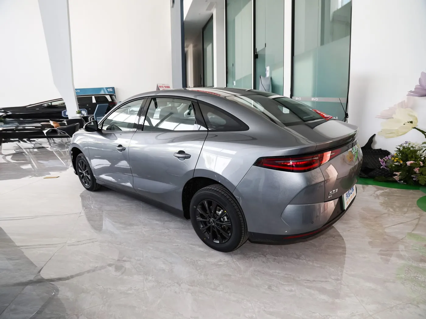 Yeni Model Byd E7 EV Avtomobil 150 km / h Top Speed 136HP 180nm Torque 5 Seater Elektrikli Nəqliyyat