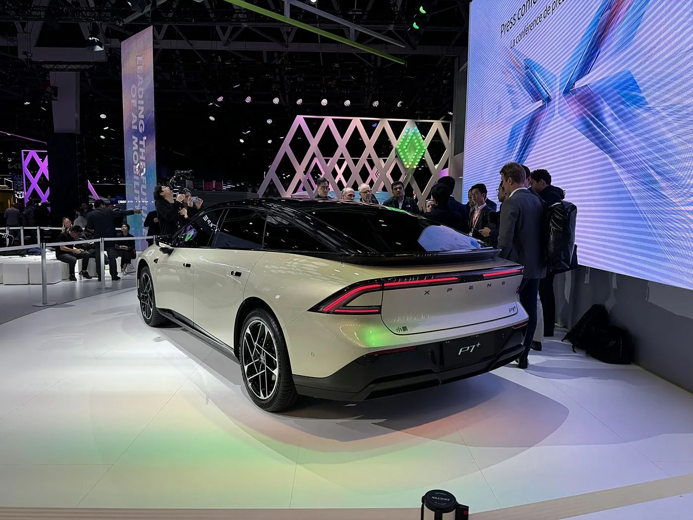 Məhdud Edition EV Xpeng P7 + 5 yerlik Saf Elektrikli Hatchback Yeni dizayn Sükan 685 km Max sürətli yeni enerji nəqliyyatı