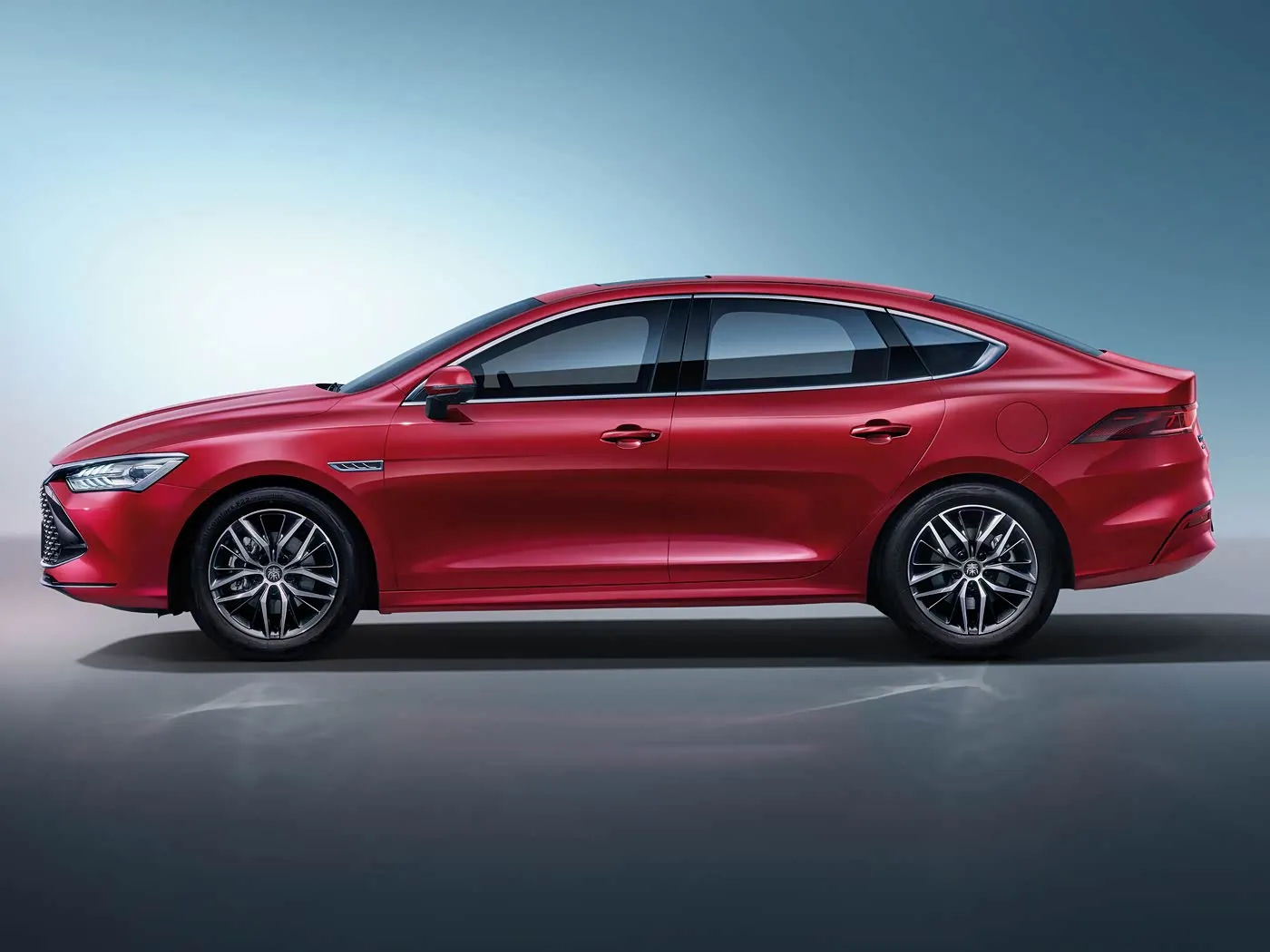 BYD Qing Plus Elektrikli SUV Hibrid Avtomobil Yeni Enerjili Avtomobil Təkmilləşdirilmiş EV Motor Sol Sükan Sedan Axtarış Motoru üçün Optimize Edilmiş